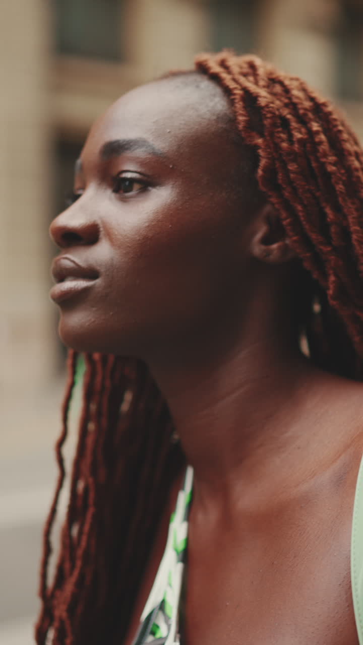 Ritratto di una donna sorridente con locs