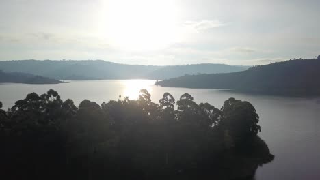 Ruhige-Szene-Am-Bunyonyi-See,-Uganda-Bei-Sonnenuntergang---Luftaufnahme