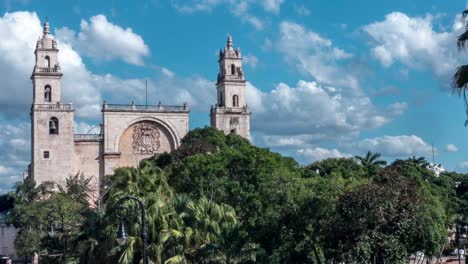 Geschwindigkeitssteigerung-Und-Zoomen-Dicht-An-Der-Kathedrale-Auf-Der-Plaza-Grande-Vorbei,-Während-Dahinter-Wolken-In-Merida,-Mexiko,-Wirbeln