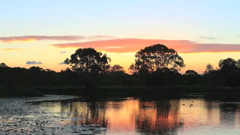 Lapso-De-Tiempo-Al-Atardecer-Y-Anochecer-Sobre-Un-Lago-En-Warwick,-Queensland,-Australia-2