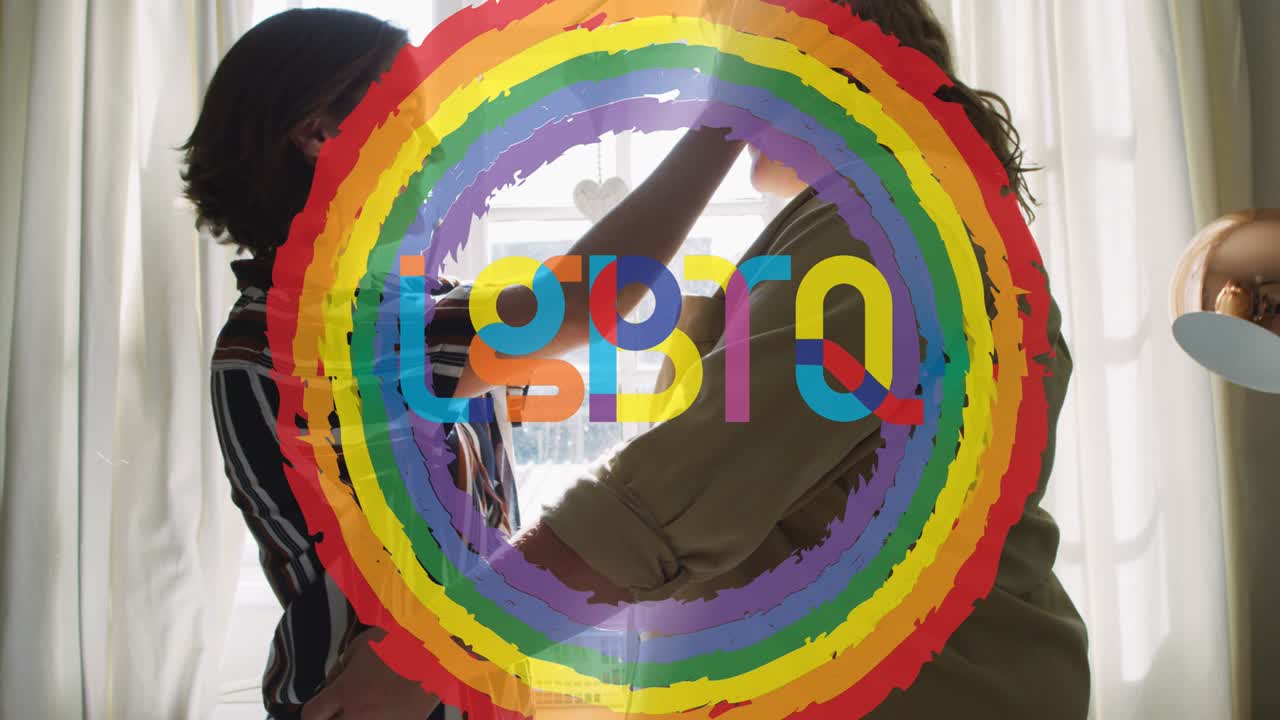 집에서 포옹하는 레즈비언 커플에 대한 무지개 원과 자부심의 애니메이션