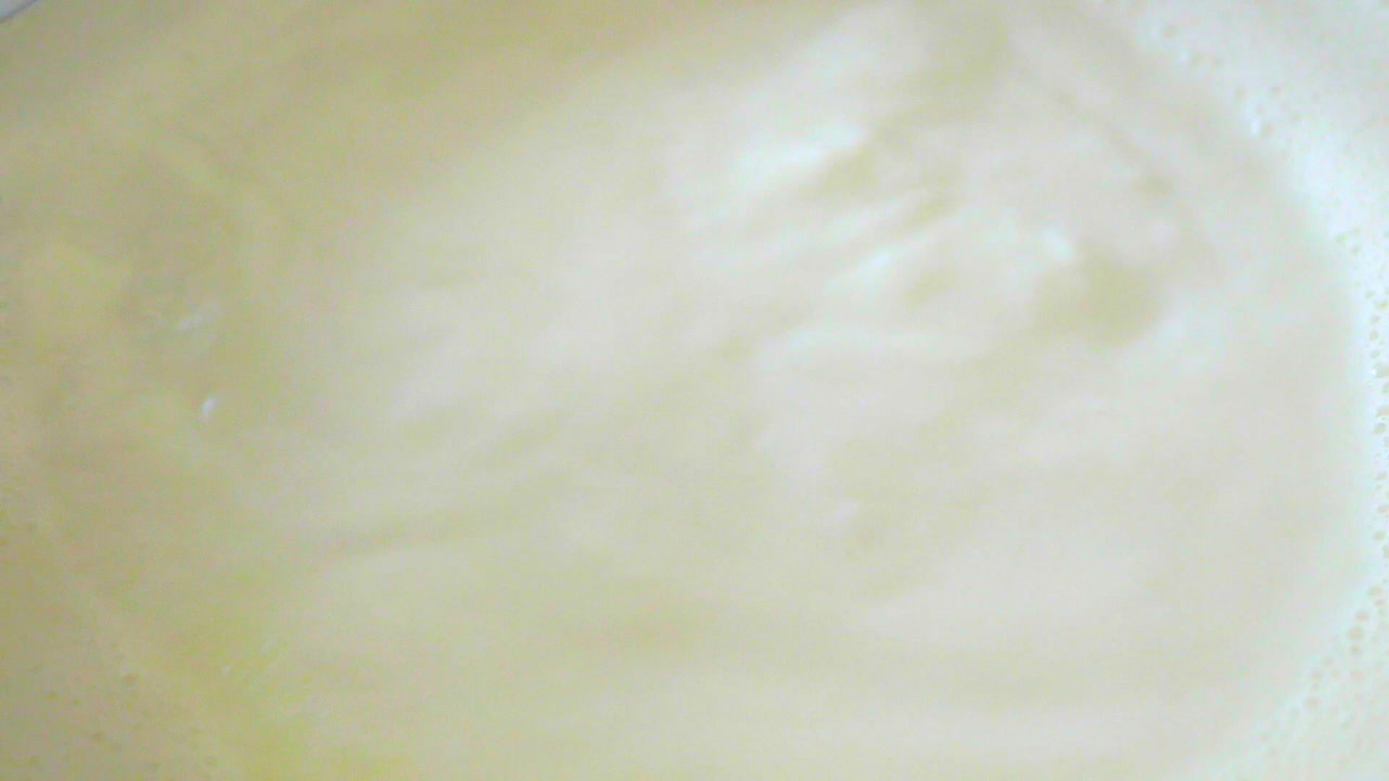 leche o crema agitada en una olla