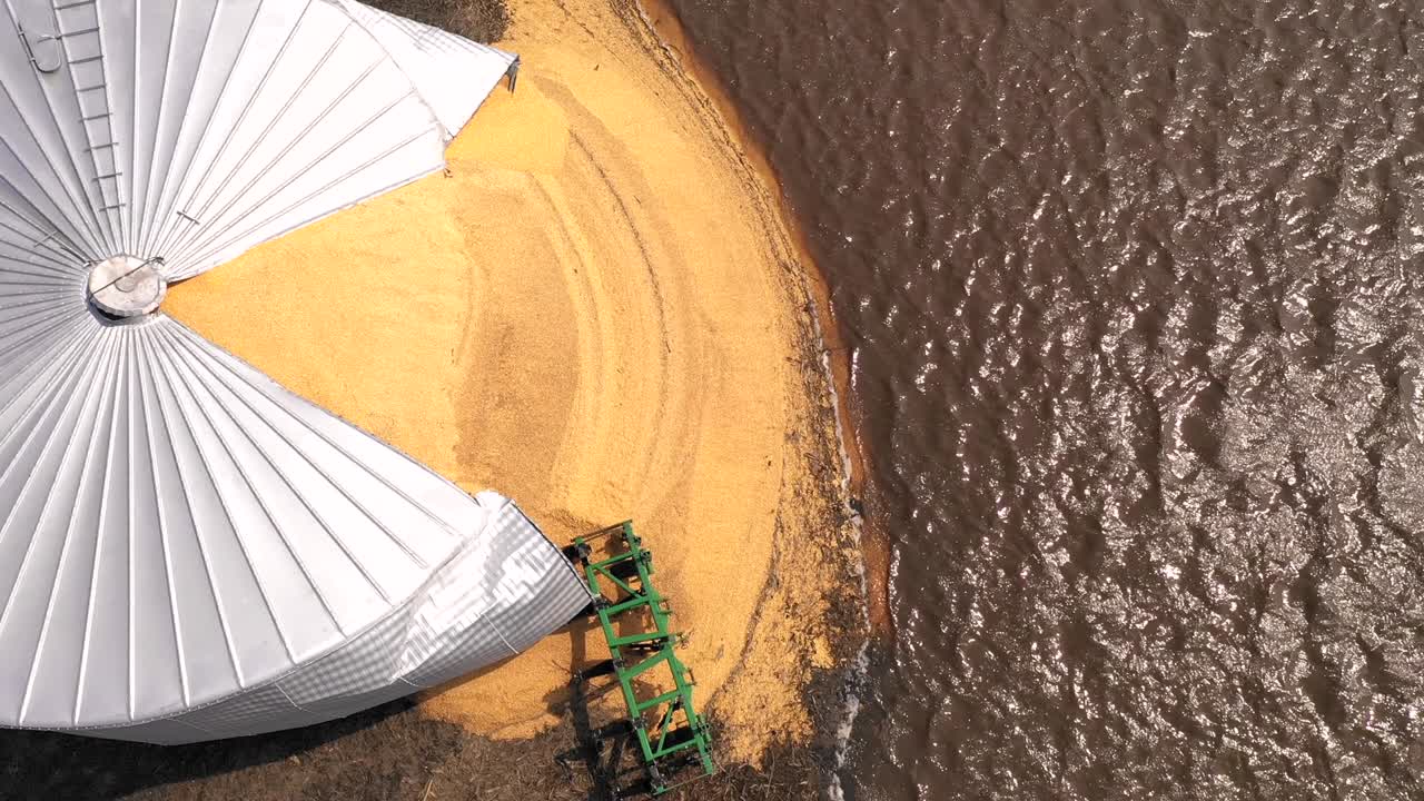 el silo de la granja agrícola se abrió por la inundación del estado de iowa 2019
