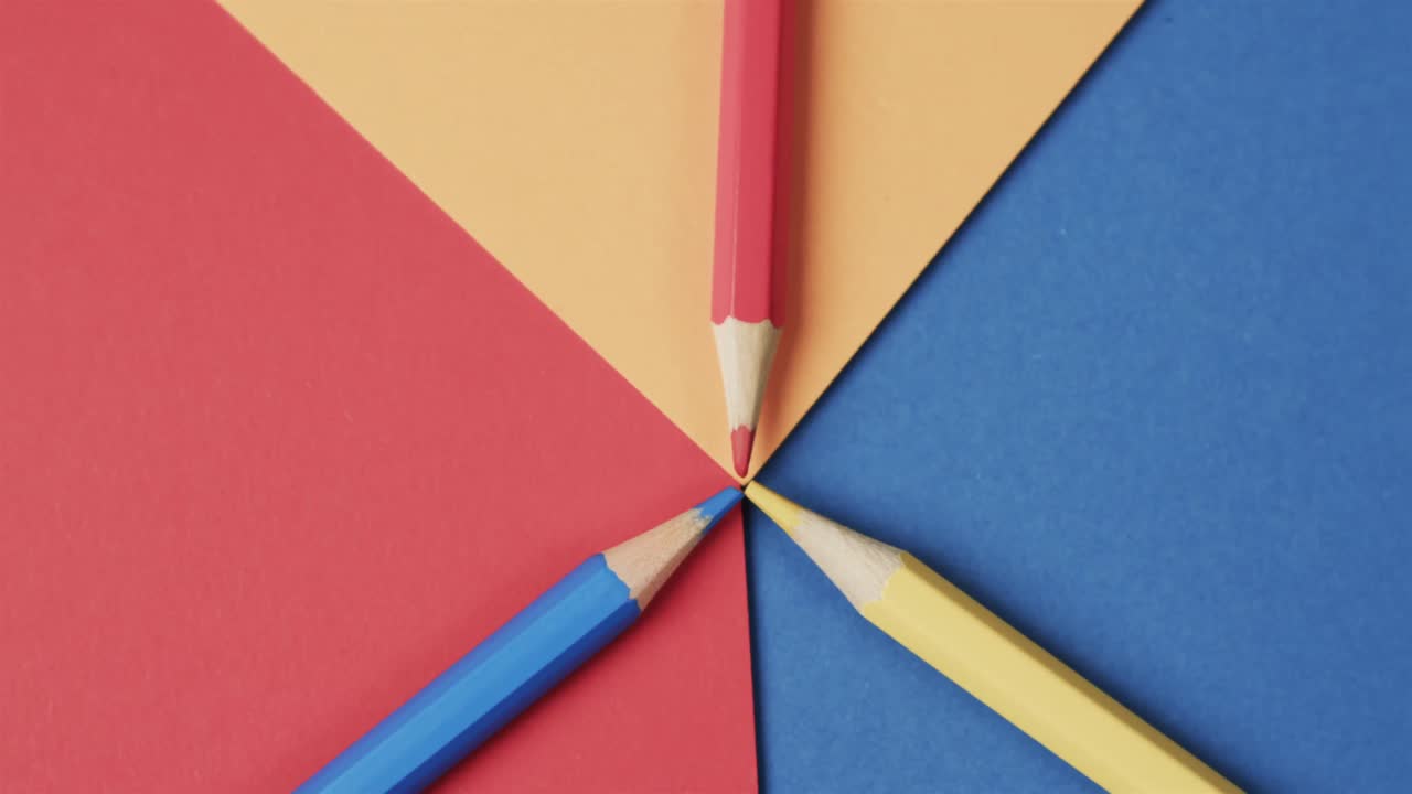 슬로우 모션 으로 다채로운 배경 에 있는 크레이온 들 의 상상