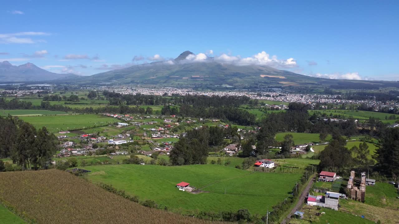 tomada aérea de un avión no tripulado del barrio de guitig del cantón mejia en la provincia de pichincha, ecuador con vista al volcán el corazón, espacio de copia, toma de pedestal