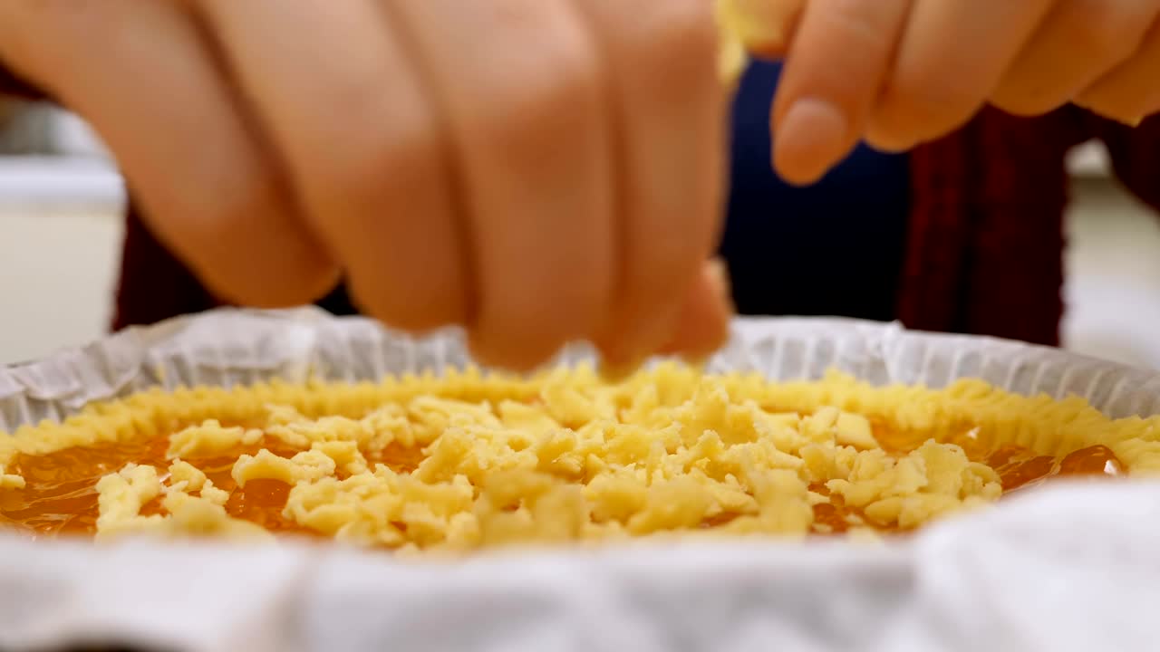 manos de una mujer preparando una tarta casera - de cerca