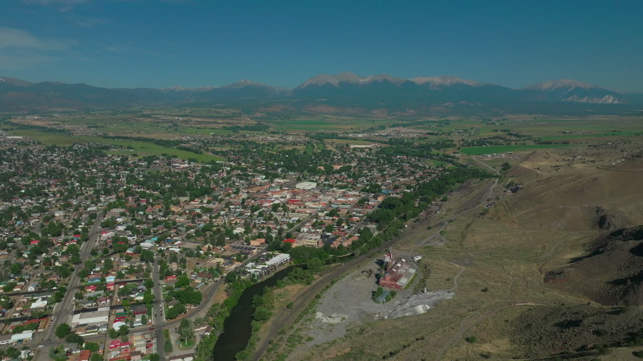 salida colorado avión no tripulado cinematográfico mediados de verano centro de la ciudad molino de cal cerca de buena vista en el río arkansas riverside park scout surf de olas ciclismo senderismo rafting montaña rocosa dando vueltas a la izquierda movimiento