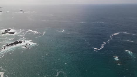 Sun,-sand,-and-sea:-Rinconcito-beach-in-Mazunte,-Oaxaca,-Mexico