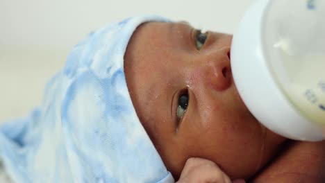 Madre-Anónima-Alimentando-Al-Bebé-Recién-Nacido-Envuelto-En-Una-Manta-Suave