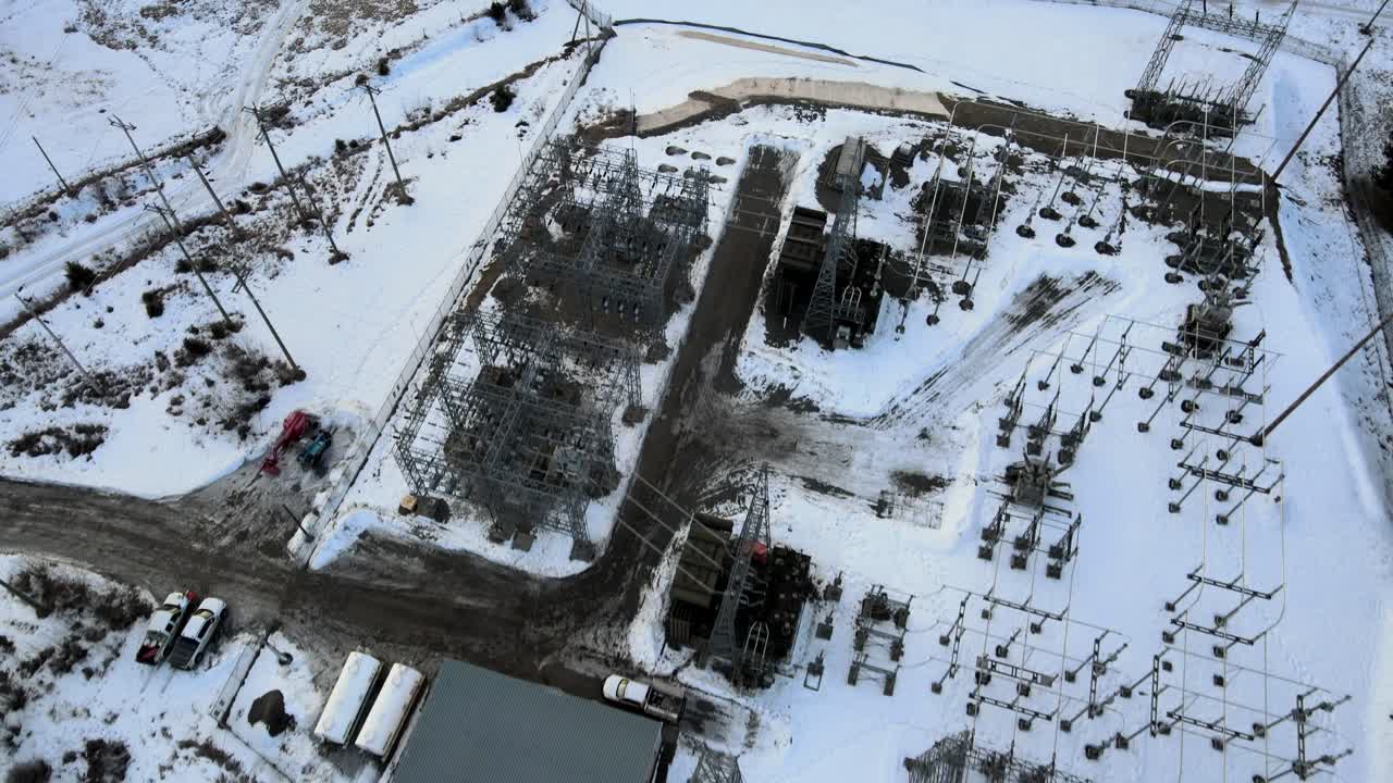 전력망 연결: 눈 덮인 숲에 있는 고압 송전 변전소의 조감도