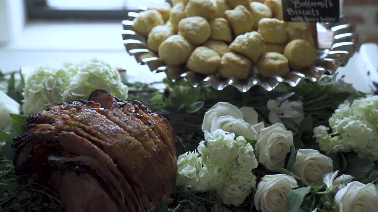 Cibo invitante imbandito a una festa di matrimonio: biscotti di zucca, prosciutto arrosto al miele