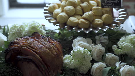 Comida-Apetitosa-Presentada-En-La-Fiesta-De-Bodas,-Galletas-De-Mantequilla,-Jamón-Asado-Con-Miel