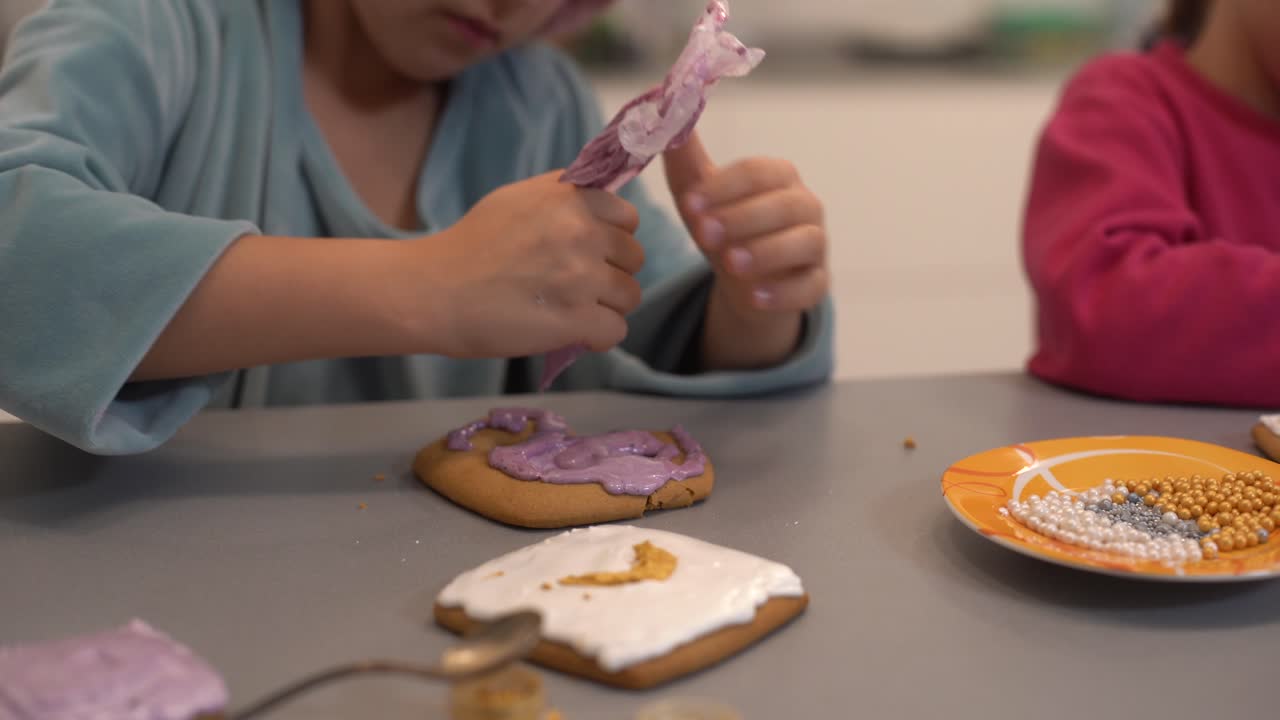 dos hermosas hermanas decoran y comen deliciosos pasteles en una mesa de madera