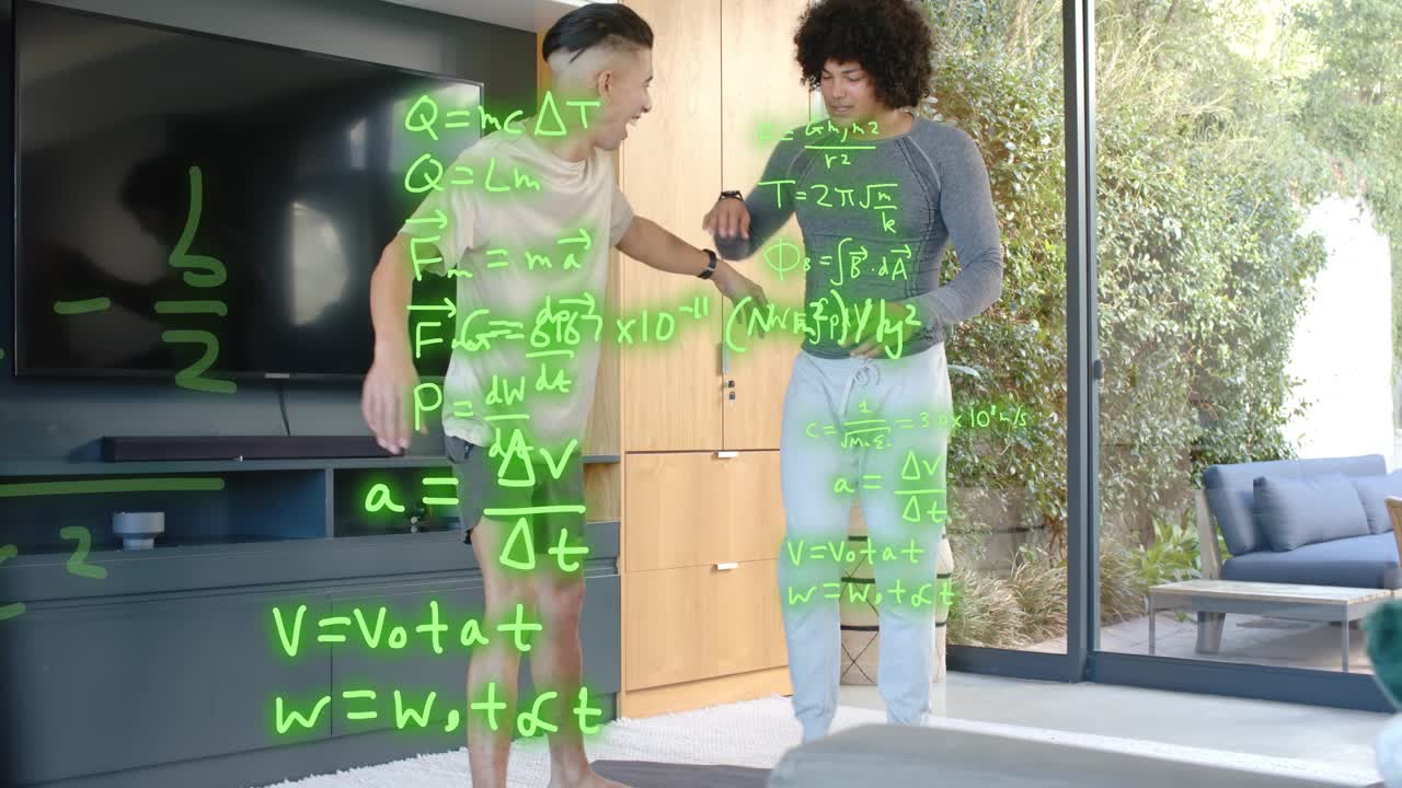 Due uomini che parlano in salotto, accovacciati mentre si salutano battendo le mani, mentre compaiono equazioni matematiche verdi