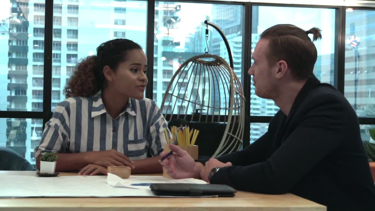 grupo de empresarios creativos teniendo una conversación en el escritorio de la oficina en el lugar de trabajo.