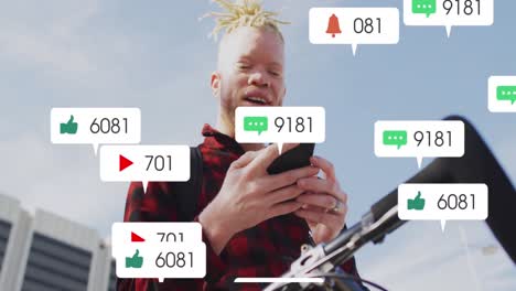 animación de iconos de las redes sociales sobre un hombre albino con bicicleta usando un teléfono inteligente al aire libre