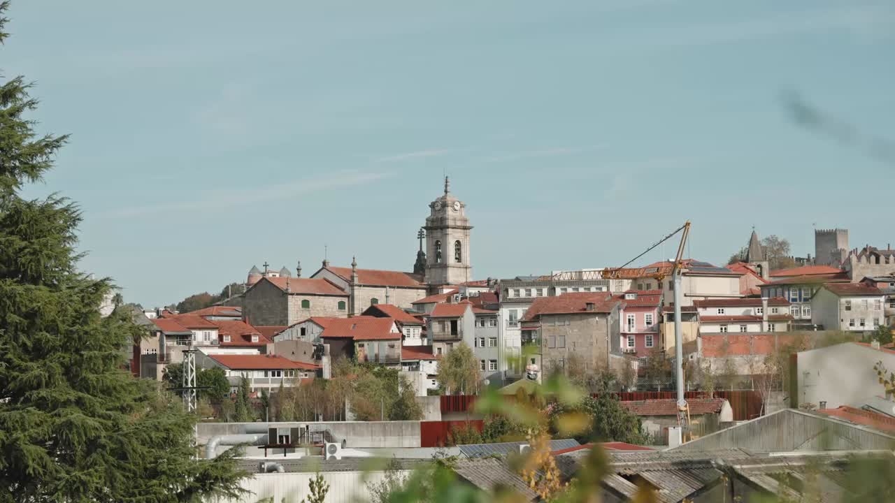 Bredt perspektiv af Guimarães' historiske centrum med hustage og kirketårn