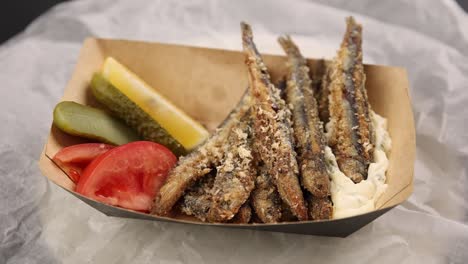 pescado frito crujiente con lados