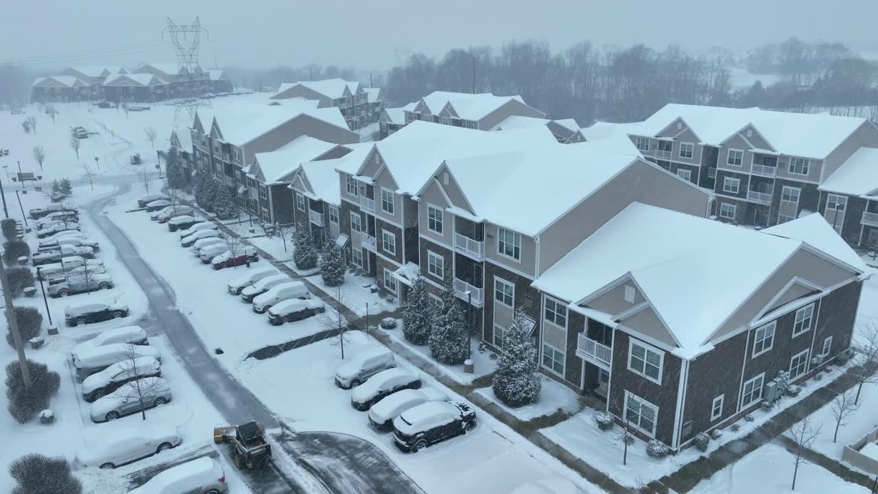 스노우 푸셔 기계는 겨울에 미국 이웃의 도로를 청소합니다.