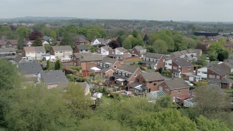 Casas-Y-Jardines-Británicos-Tranquilos-Propiedad-Suburbana-Residencial-Vista-Aérea-Ascendente-órbita-Derecha