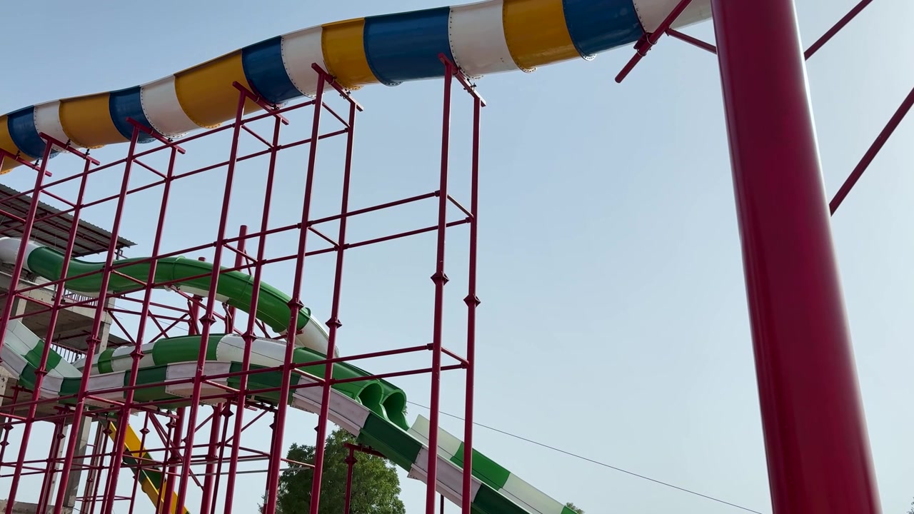 日中、夏の休暇を楽しむために設計された遊園地のスリル満点のウォータースライダーアトラクション。