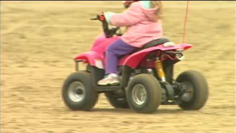 Niña-Montando-Un-Atv-En-La-Playa