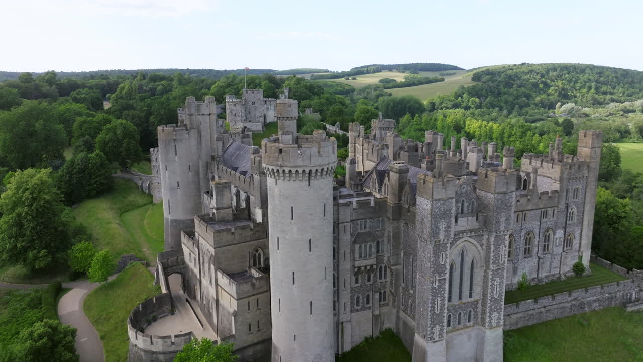 Complesso medievale del Castello di Arundel con cortile di giorno nel West Sussex, Inghilterra, Regno Unito. - Ripresa aerea in allontanamento.
