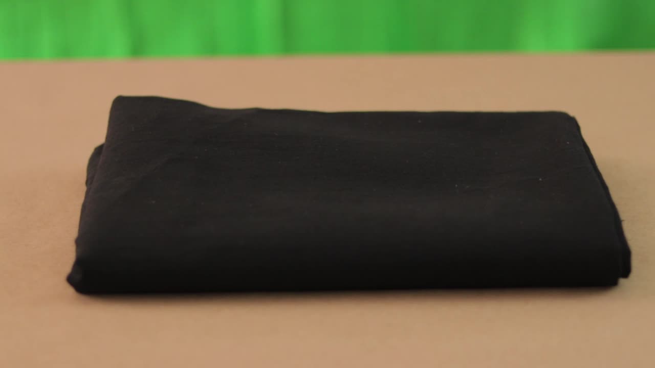 갈색 표면과 녹색 배경에 검은색 직물