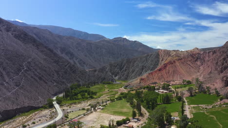 Aéreo---Hermoso-Pueblo-Del-Valle,-Cordillera-De-Los-Andes,-Mendoza,-Argentina,-Reversa