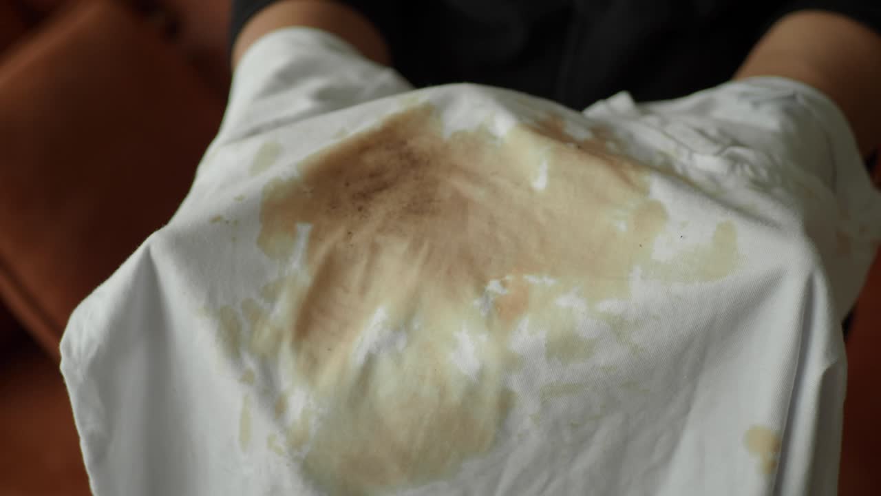 갈색 얼룩이 있는  셔츠.