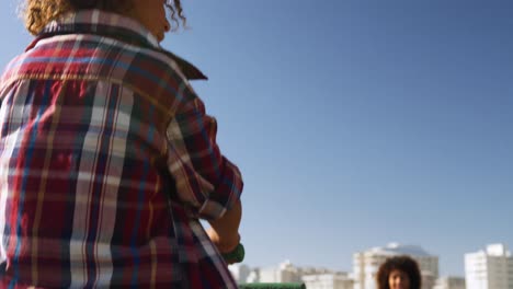 madre e hijo divirtiéndose en el patio de recreo