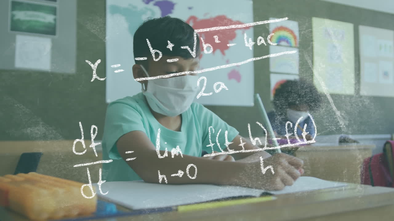 Animasi rumus matematika di atas siswa laki-laki bermasker yang sedang menulis di sekolah.