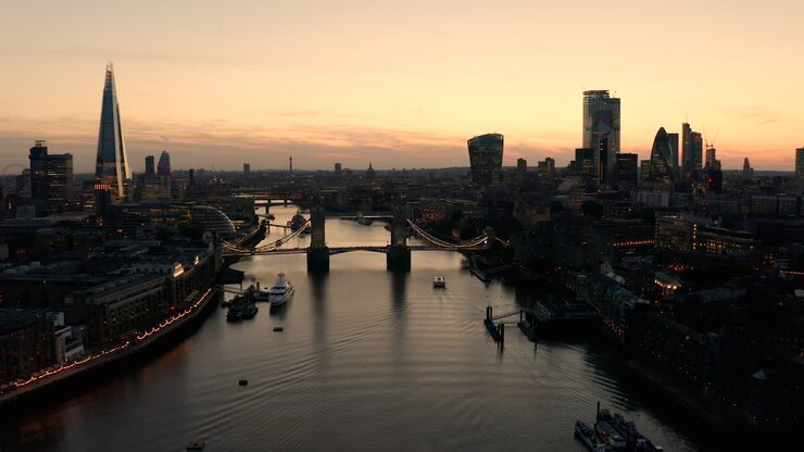 Luchtfoto van Londen, de Theems en de Tower Bridge, vlak nadat de zon is ondergegaan en de lucht verlicht is.