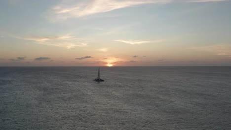 experimente la belleza pacífica del océano al atardecer con nuestro impresionante video del paisaje marino