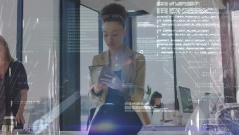 animación de procesamiento de datos sobre mujer biracial con tableta en la oficina