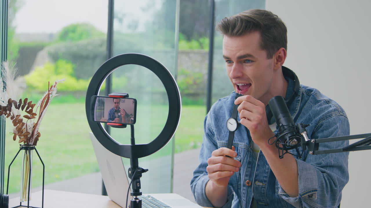 vlogger masculino transmisión en vivo reloj de pulsera video de revisión de producto en casa grabado en teléfono móvil