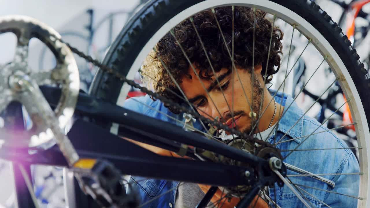 작업실 에서 자전거 를 수리 하는 기계가