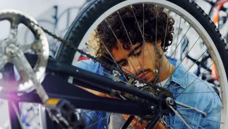 mecánico reparando bicicletas en el taller