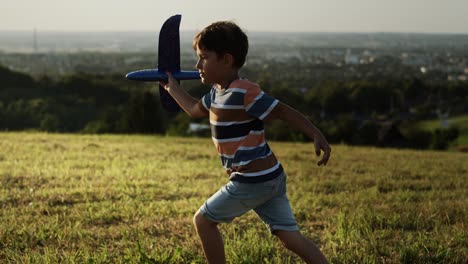 Video-Eines-Jungen,-Der-Draußen-Mit-Einem-Flugzeug-Rennt