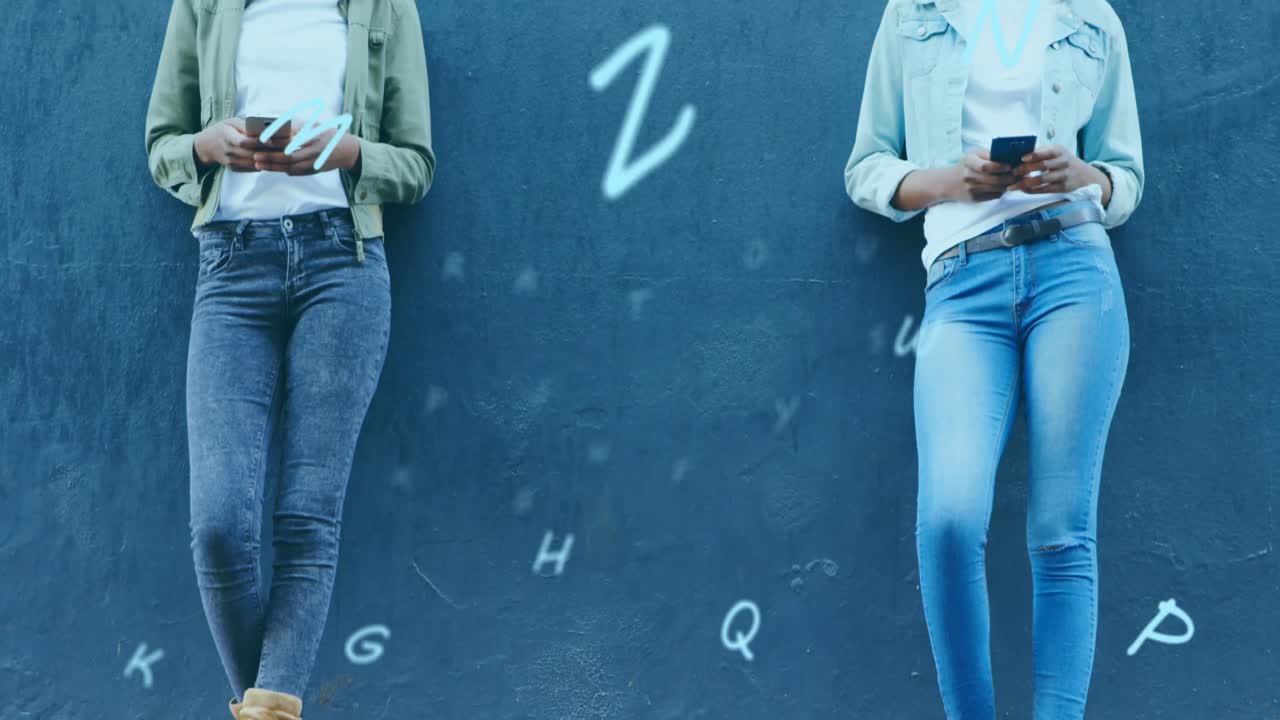 animación de letras y números sobre personas que usan teléfonos inteligentes