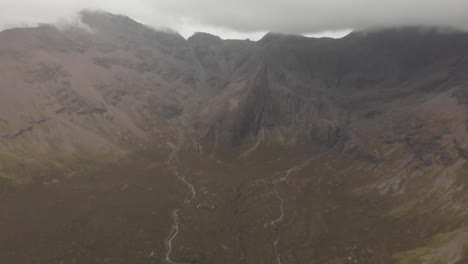 Toma-De-Drone-Del-Majestuoso-Paisaje-En-La-Isla-De-Skye-Escocia