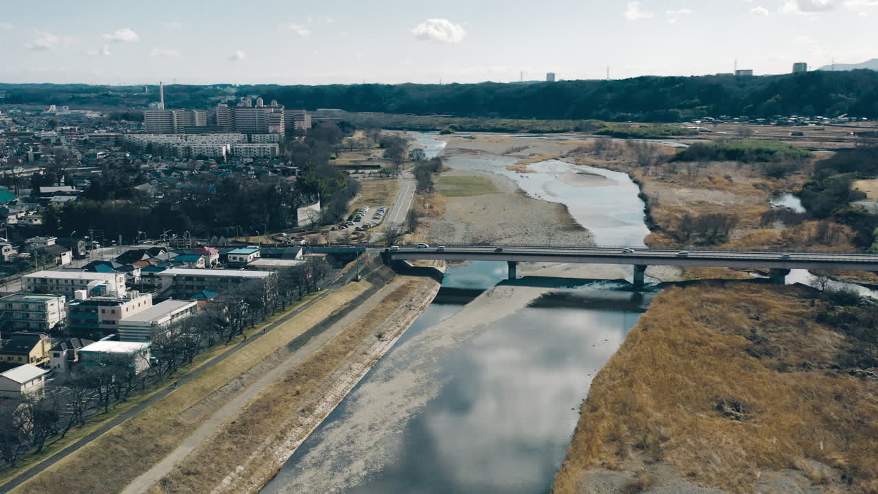 일본 도쿄의 얕은 강을 가로지르는 무츠미 다리의 교통 조감도