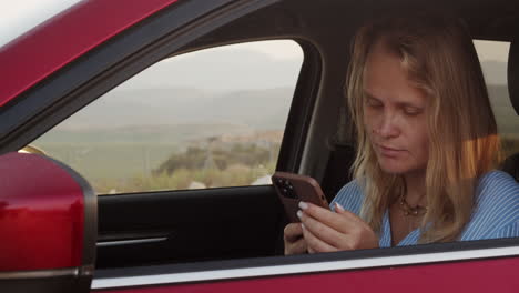 Mujer-Conductora-De-Coche-Usando-Un-Teléfono-Inteligente