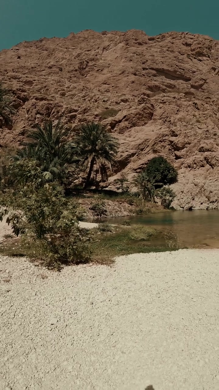 Il sole batte tra le pareti rocciose del canyon