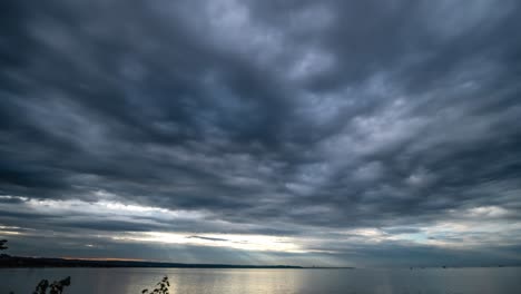 Nubes-De-Tormenta-Sobre-El-Mar-Timelapse