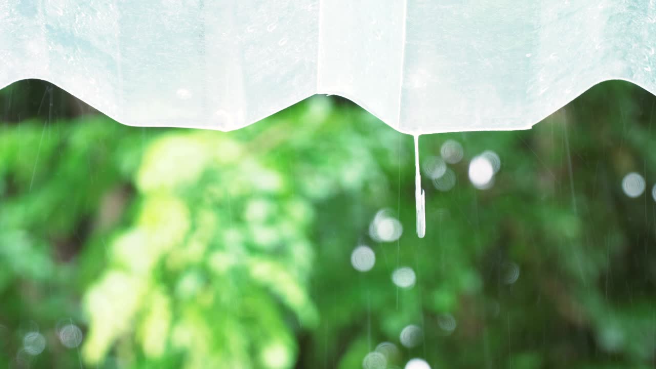 투명 한 지붕 타일 에서 방울 이 떨어지는 것