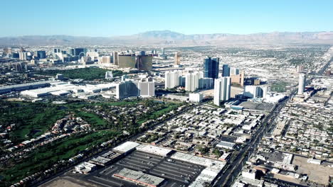 Toma-Aérea-Del-Horizonte-Del-Centro-De-Las-Vegas,-Destino-De-Viaje-Turístico-En-Estados-Unidos