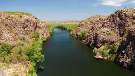 idílico arroyo fluvial que fluye a través del bosque salvaje del parque nacional litchfield, territorio del norte, australia