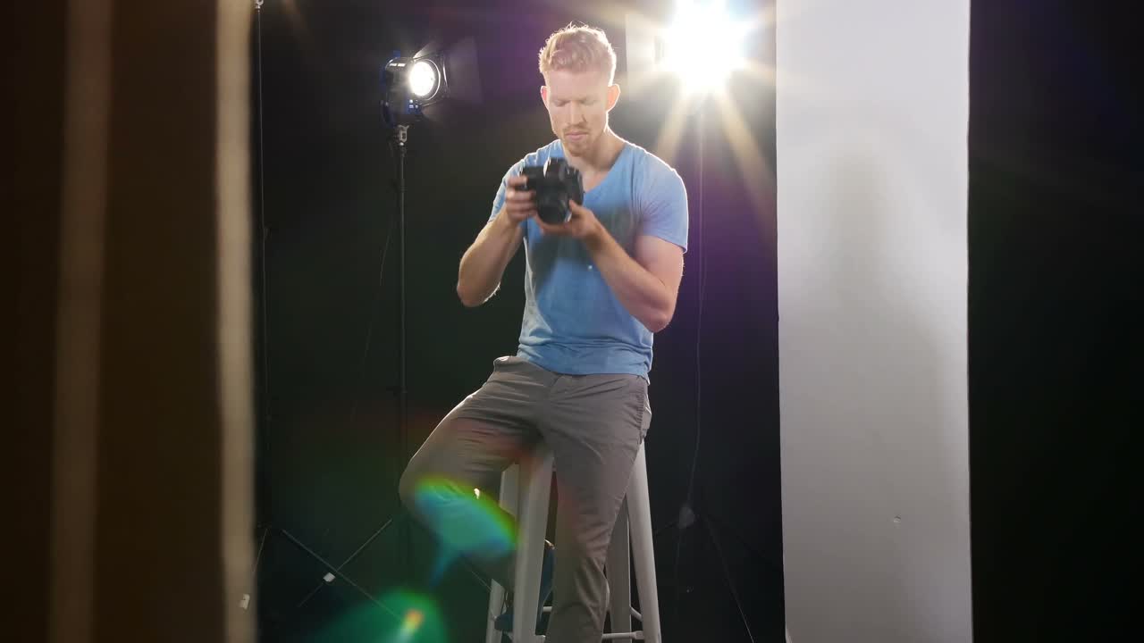 디지털 카메라로 사진을 찍는 남성 사진작가