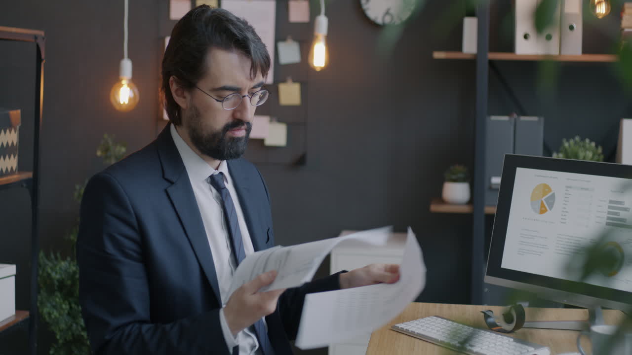 hombre de negocios revisando documentos en una oficina moderna